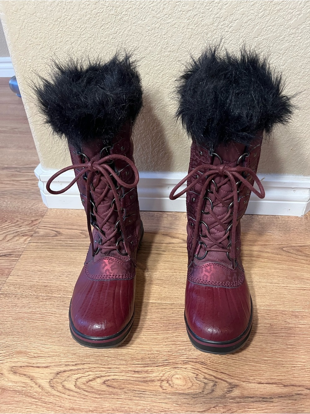 Sorel Tofino Women's Burgundy Lace-Up Winter Boots with Black Faux Fur Cuff